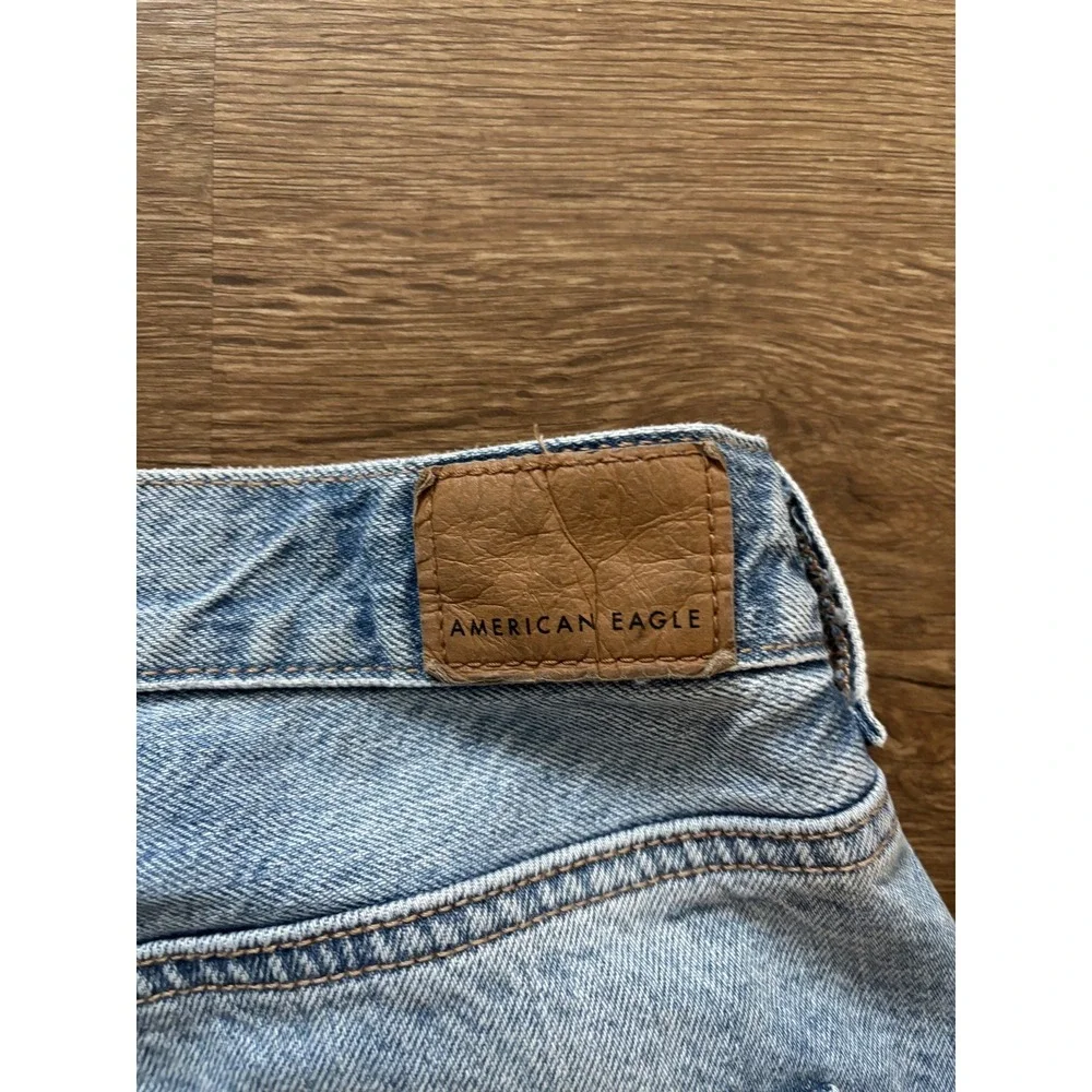 American Eagle Women's Mom‎ Jeans Distressed Size 8 Light Wash Denim